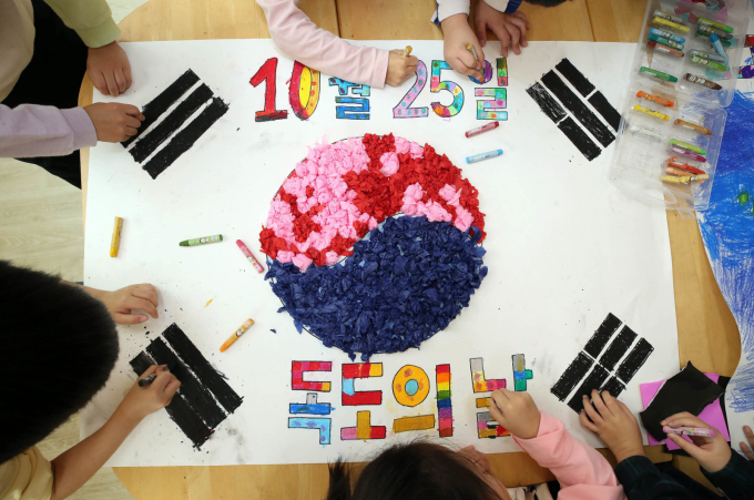 독도의 날(10.25)을 이틀 앞둔 23일 광주 북구청어린이집에서 아이들이 색종이를 이용해 도화지에 모자이크로 태극기와 한반도 모양을 꾸미고 있다. / 사진=광주 북구 