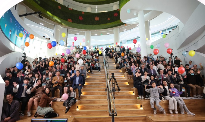 25일 열린 경기도서관 개관식에서 김동연 경기도지사를 비롯한 방문자들이 기념촬영을 하고 있다. /사진제공=경기도 