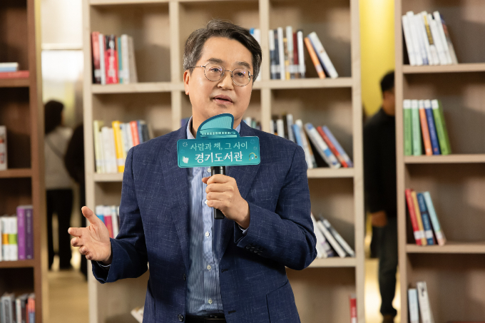 25일 경기도서관 개관식에서 김동연 지사가 키워드 토크에 참여하고 있다. /사진제공=경기도