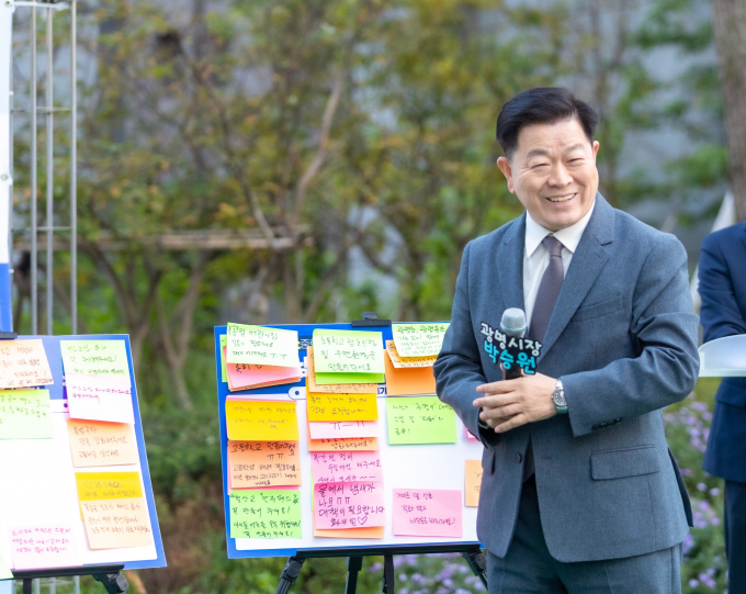 박승원 광명시장이 지난 25일 오후 트리우스광명 아파트에서 열린 시민 소통 프로그램 '아주 소중한 하루의 만남(아소하)'를 통해 시민들과 소통하고 있다. /사진제공=광명시