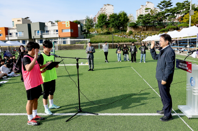  25일 YMCA고양국제청소년문화센터 대운동장에서 열린 '2025년 고양특례시 청소년 풋살대회 GY컴'에 참가 청소년 대표들이 이동환 고양시장(오른쪽)에게 참가 선서를 하고 있다. /사진제공=고영특레시  