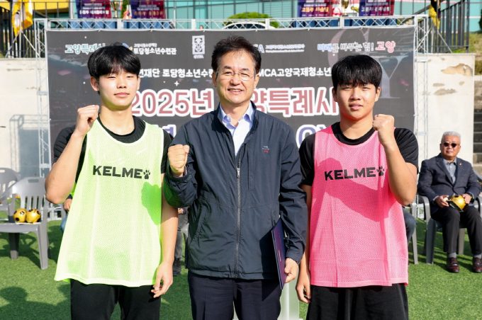 25일 YMCA고양국제청소년문화센터 대운동장에서 열린 '2025년 고양특례시 청소년 풋살대회 GY컴'에 참가팀 대표들이 이동환 고양시장(가운데)에게 참가 선서를 하고 있다. /사진제공=고영특레시 