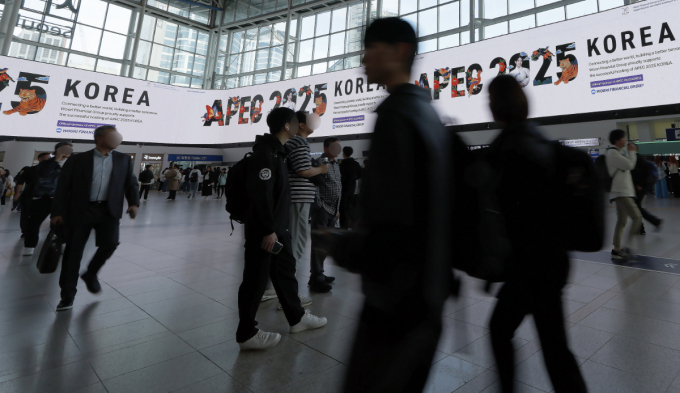경주 전역이 '2025 APEC 정상회의'를 앞두고 국제회의 도시로 탈바꿈했다. 사진은 서울 용산구 한강대로 서울역 맞이방 대형 전광판에 APEC 홍보 영상이 나오는 모습. /사진=뉴스1