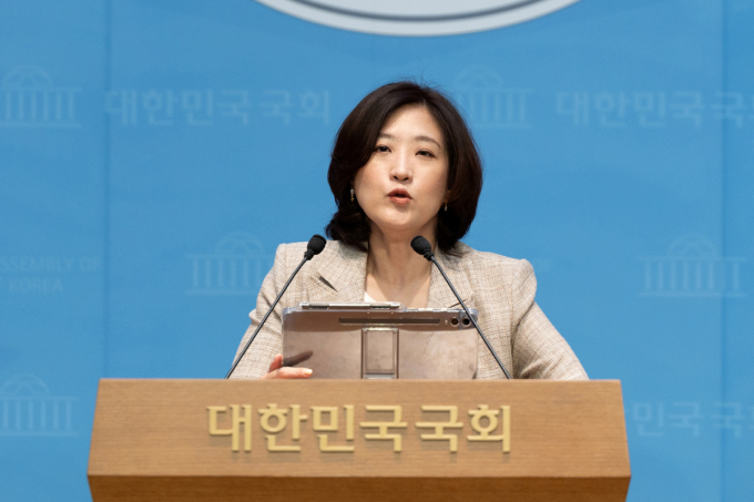 국민의힘이 26일 이재명 정부에 대해 논평했다. 사진은 지난 21일 최보윤 국민의힘 수석대변인이 서울 여의도 국회에서 야당탄압·독재정치 국민 규탄대회 및 허위조작·사법부겁박, 특검 관련 논평을 하는 모습. /사진=뉴스1