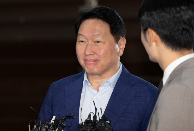 최태원 SK그룹 회장 겸 대한상공회의소 회장이 'APEC CEO 서밋'의 중요성을 언급했다. 사진은 최태원 SK그룹 회장이 지난 16일 오후 서울 강서구 김포비즈니스항공센터를 통해 미국으로 출국하며 취재진의 질문을 듣는 모습. /사진=뉴시스