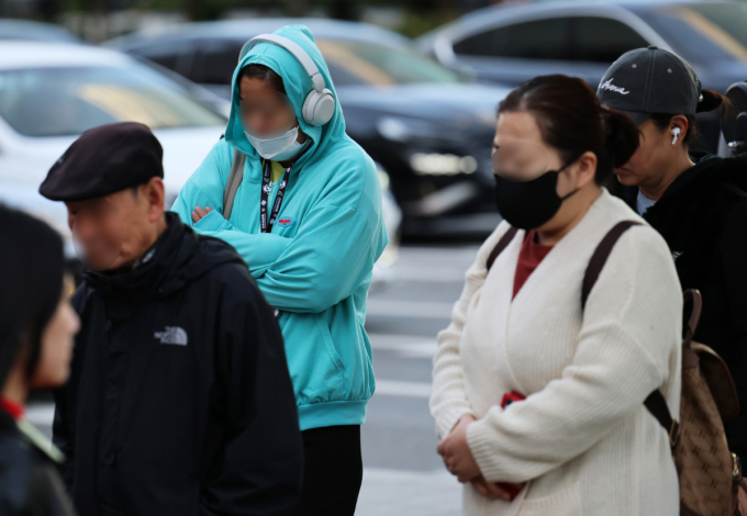 27일은 강한 바람이 불 것으로 예상된다. 사진은 지난 21일 오전 서울 광화문 네거리에서 시민들의 모습. /사진=뉴스1 