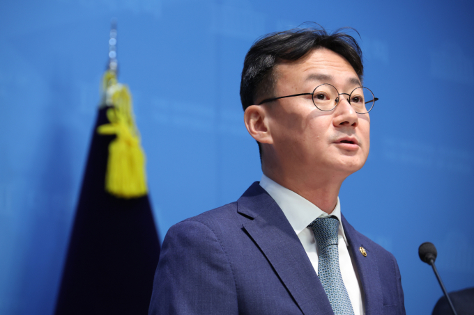 입법조사처는 이번 연구를 진행하며 "불평등 분석에 필요한 행정데이터 접근성이 크게 제한돼 있다"고 지적했다. 사진은 이관후 국회입법조사처장이 지난 8월28일 오전 서울 여의도 국회 소통관에서 중대재해처벌법 입법영향분석 보고서 브리핑을 하고 있는 모습. /사진-뉴시스
