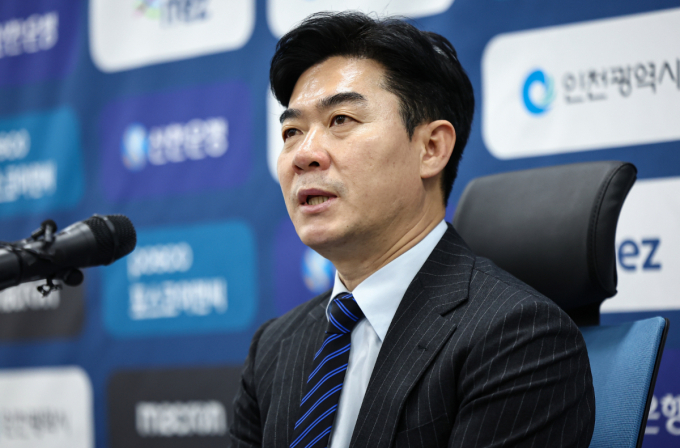 윤정환 감독이 조기 우승에 대한 의지를 피력했다. 사진은 윤정환 인천 유나이티드 FC 신임 감독이 26일 인천시 연수구 인천 유나이티드 FC 축구센터에서 열린 취임 기자회견에서 취재진 질문에 답하는 모습. /사진=뉴스1