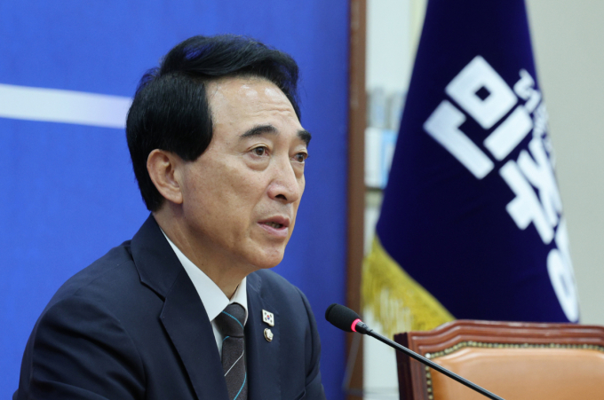 더불어민주당이 장동혁 국민의힘 대표의 부동산 6채 보유 논란에 대해 입을 열었다. 사진은 박수현 더불어민주당 수석대변인이 26일 서울 여의도 국회에서 현안 관련 기자간담회를 하는 모습. /사진=뉴스1