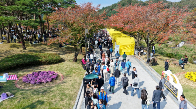 26일 김천 직지사 사명대사공원 일원에서 열린 '김천김밥축제' 현장. 김밥 부스마다 긴 대기줄이 형성되며 관광객들로 북적이고 있다. /사진제공=김천시