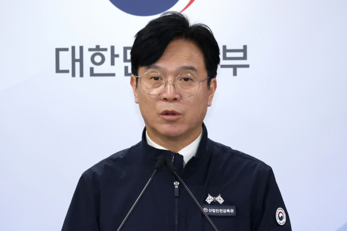 김영훈 고용노동부 장관이 아연 제조공장 질식사고와 관련해 브리핑했다. 사진은 김영훈 고용노동부 장관이 26일 오후 서울 종로구 정부서울청사에서 경북 경주의 아연 제조공장에서 전날 발생한 중대 재해 관련 관계부처 합동브리핑을 하는 모습. /사진=뉴스1