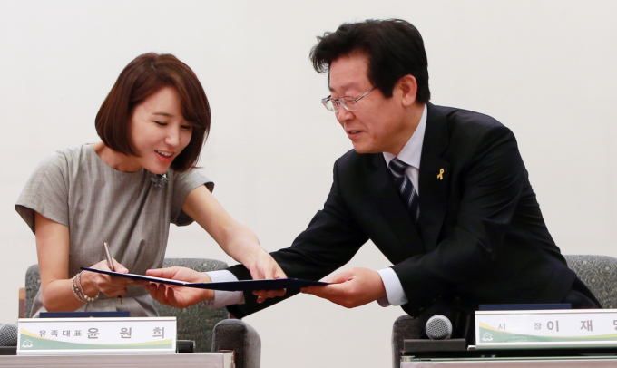 이재명 대통령이 고인의 11주기를 하루 앞둔 26일 가수 고 신해철을 추모하는 내용의 글을 올렸다. 사진은 고 신해철 아내 윤원희씨와 당시 이재명 성남시장이 2015년 3월28일 오후 경기도 성남시 분당구 야탑동 아트센터에서 진행된 '성남시-신해철 추모위원회-유족 상호협력 협약 체결식'에서 협약서를 교환하는 모습. /사진=머니투데이
