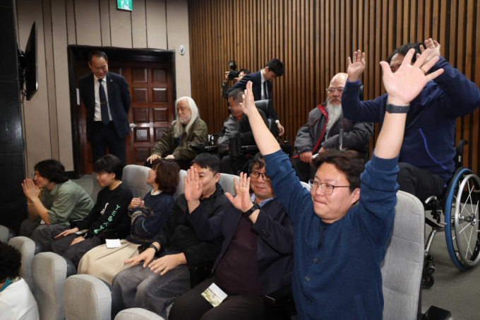 장애인평생교육법이 제정됐다. 사진은 26일 오후 서울 여의도 국회 본회의장에서 열린 제429회 국회(정기회) 제10차 본회의에서 장애인평생교육법안이 가결되자 장애인 단체 회원들이 환호하는 모습. /사진=뉴시스