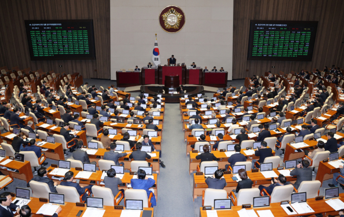응급의료법 개정안이 26일 국회를 통과했다. 사진은 이날 서울 여의도 국회에서 열린 제 429회국회(정기회) 제10차 본회의에서 응급의료에 관한 법률 일부개정법률안(대안)이 가결되는 모습. /사진=뉴스1