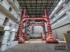 1994년 건설업계 최초 공인시험기관으로 지정된 대우건설 기술연구원은 대규모 전문 실험시설과 첨단 장비를 갖췄다. 이곳에선 회사의 미래 먹거리를 창출하고 사업본부의 기술 경쟁력을 강화하는 여러 연구가 이뤄진다. 사진은 대우건설 기술연구원 대형구조실험동 내부 모습. /사진=이화랑 기자