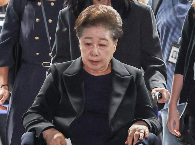 윤석열 정권과 통일교가 연관된 '정교유착' 의혹의 정점으로 지목된 통일교 한학자 총재의 첫 재판이 27일 열린다. 사진은 지난달 22일 서울 서초구 중앙지방법원에서 윤석열 전 대통령 부부에게 통일교 현안을 청탁했다는 의혹과 관련 구속 전 피의자 심문(영장실질심사)을 마친 뒤 대기 장소인 서울구치소로 향한 한학자 통일교 총재. /사진=뉴스1(공동취재)