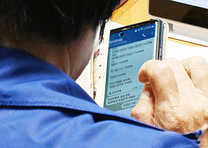 최민희 더불어민주당 의원이국회 본회의장에서 딸의 결혼식 축의금 명단을 보좌진에게 전송해 논란이 됐다. /사진=뉴시스(서울신문 제공)