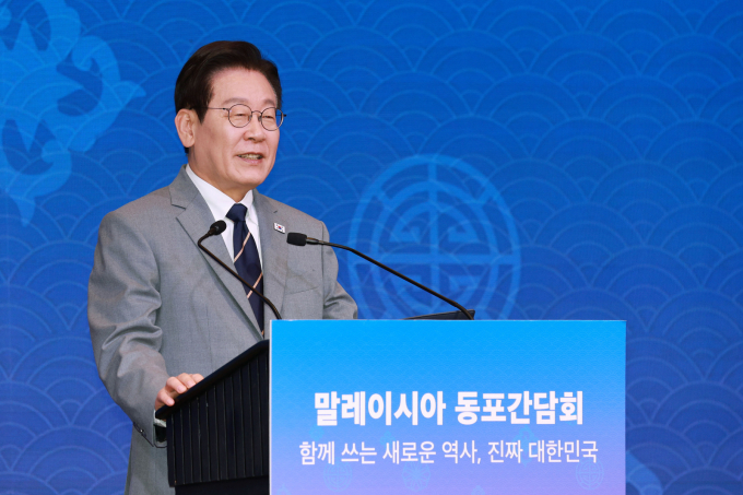 이재명 대통령이 한미 무역 협상에서 최대 쟁점인 3500억달러(약 500조원) 규모 대미 투자 패키지의 주요 내용에 대한 양국 간 논의가 아직 교착 상태라고 밝혔다. 사진은 지난 26일(현지시각) 말레이시아 쿠알라룸푸르 한 호텔에서 열린 동포 간담회에 참석한 이재명 대통령. /사진=뉴시스
