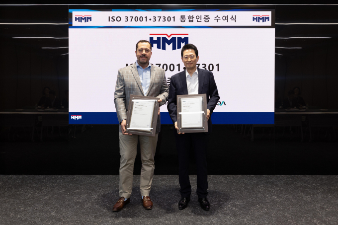지난 24일 여의도 사옥에서 개최된 ISO 37001, 37301 인증서 수여식에서 최원혁 HMM 대표이사(오른쪽)와 포티스 캄푸리스(MR. Fotis Kampouris) LRQA 아시아·태평양 총괄부사장이 기념사진을 촬영하고 있는 모습. /사진=HMM