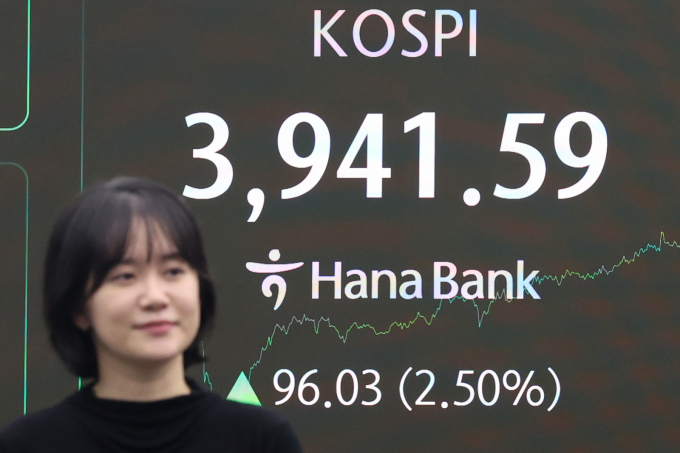 삼성전자와 SK하이닉스가 장외 시장에서 각각 사상 최고가 경신과 52주 신고가를 기록했다.사진은 지난 24일 서울 중구 하나은행 딜링룸. /사진=뉴스1 