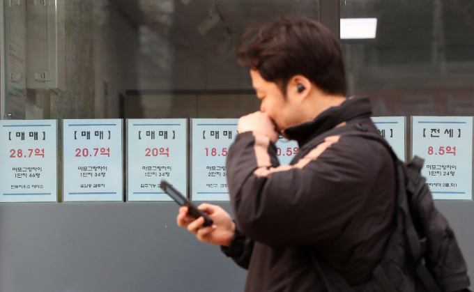 저신용 직장인의 금융 안전망으로 불리는 근로자햇살론의 신청이 계속 늘고 있다. 금리가 7~9%대에 형성돼 있어 대책마련이 시급하다는 평가가 나온다. 사진은 서울 시내 한 부동산 앞에 붙은 오피스텔 매물 가격표. /사진=뉴시스