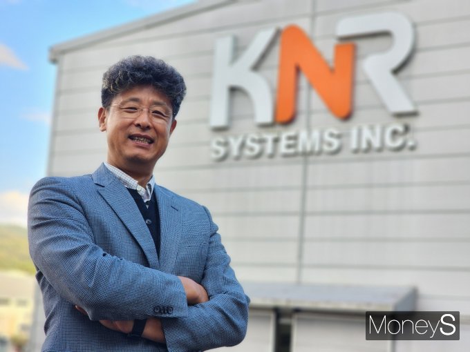 로봇주가 뜨거운 관심을 받는 가운데 케인엔알시스템도 급부상하고 있다. 사진은 김명한 케이엔알 대표.  /사진=박찬규 기자 