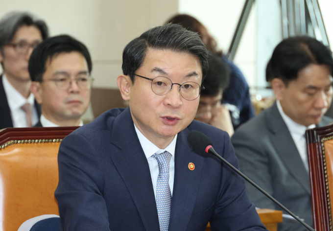 이억원 금융위원장이 20일 서울 여의도 국회에서 열린 정무위원회의 금융위원회 등 국정감사에서 의원 질의에 답하고 있다./사진=뉴시스