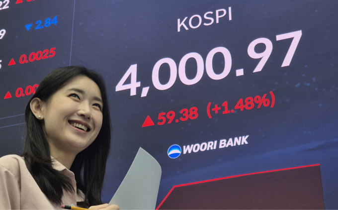 4000선을 돌파한 코스피가 사상 최고치로 종가를 마감하며 5000달성에 대한 기대감이 나온다. 사진은 27일 오전 서울 중구 우리은행 본점 딜링룸. /사진=뉴스1