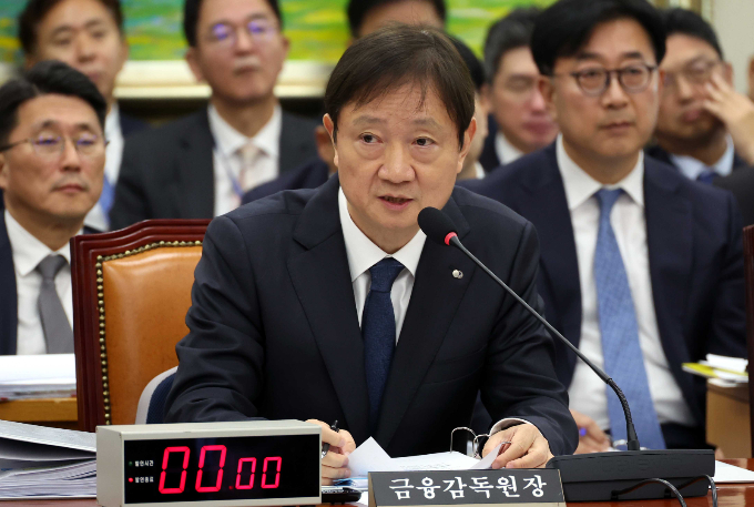 이찬진 금융감독원장이 27일 전 금감원장의 정치컨설팅 논란에 대해 "정치할 생각 없다"며 선을 그었다. 사진은 이날 오전 서울 여의도 국회에서 열린 정무위원회 종합국정감사에서 발언하는 이 원장. /사진=뉴시스