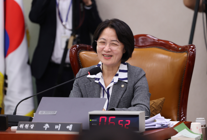 추미애 국회 법제사법위원장이 27일 서울 여의도 국회 법제사법위원회에서 열린 대검찰청 국정감사 질의에 앞서 APEC 정상회의 기간 정쟁을 지양해달라고 당부했다. 사진은 지난 23일 서울 여의도 국회 법제사법위원회에서 열린 서울고등검찰청-서울중앙지방검찰청 등에 대한 국정감사에서 추미애 국회 법사위원장이 송석준 국민의힘 의원의 농담에 웃음을 보이고 있는 모습./사진=뉴시스