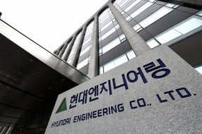 현대엔지니어링은 두 곳의 시공 현장에서 본드콜을 청구받았다. 본드콜이 확정되면 모회사인 현대건설의 실적 악화를 피할 수 없을 전망이다. 사진은 서울 종로구 현대엔지니어링 본사. /사진=뉴시스