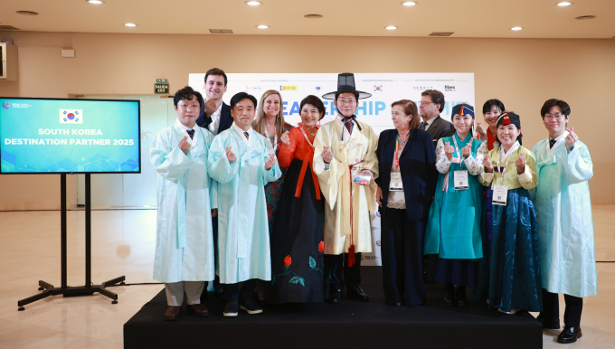 22일 세비야 피베스에서 이상일 시장(앞줄 왼쪽서 4번째)과 시 대표단이 한복을 입고 기념사진을 촬영하고 있다. /사진제공=용인특례시