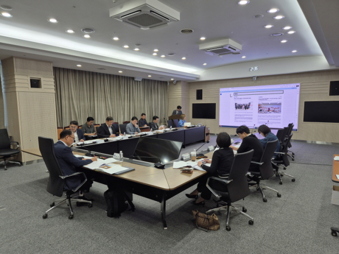 24일 전북도청 회의실에서 열린 농생명산업지구 심의위원회에서 내년도 농생명산업 예비지구 선정을 위한 심의를 하고 있다./사진=전북도