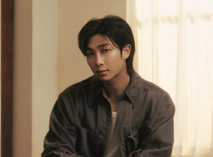 그룹 방탄소년단(BTS)의 리더 RM(본명 김남준)이 29일 경주 아시아태평양경제협력체(APEC) 정상회의의 부대 행사로 열리는 최고경영자(CEO) 서밋에 기조연설자로 나선다.그룹 방탄소년단 RM이 아시아태평양경제협력체(APEC) 정상회의 부대행사인 최고경영자(CEO) 서밋에서 기조연설을 한다. /사진=삼성전자 제공