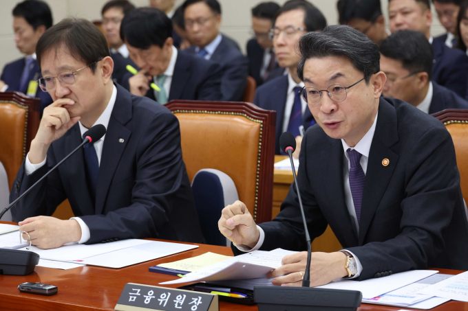 이억원(오른쪽) 금융위원회 위원장이 27일 서울 여의도 국회에서 열린 정무위원회에 국정감사에 출석해 의원들의 질의에 답변했다. 왼쪽은 이찬진 금융감독원장. /사진=뉴시스