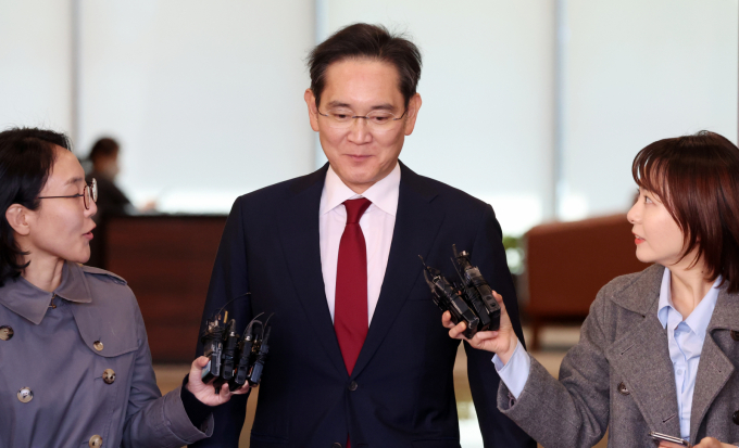 삼성그룹의 경영 활동 전반을 제약했던 불확실성이 사라지면서 이제는 조직 쇄신과 반도체 사업의 '근원적 경쟁력' 회복에 집중할 수 있는 환경이 마련됐다사진은 이재용 삼성전자 회장이 지난 3월28일 오후 서울 강서구 서울김포비즈니스항공센터(SCBAC)에서 시진핑 중국 국가주석 회동 등 방중 일정을 마치고 귀국하고 있는 모습. /사진=뉴스1