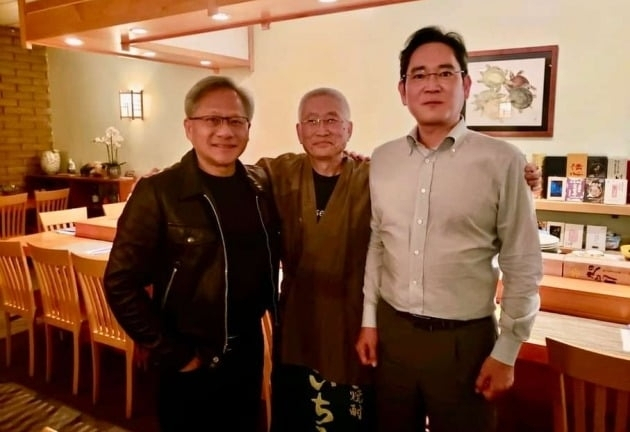  이 회장은 사업 경쟁력 강화를 위한 인수합병(M&A) 행보도 꾸준히 이어가고 있다. 사진은 젠슨 황 엔비디아 CEO와 만난 이재용 삼성전자 회장의 모습. /사진=사와스시 페이스북 캡처