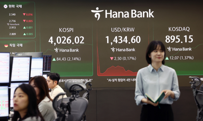 코스닥이 장 중 900선을 넘어섰다. 사진은 27일 서울 중구 하나은행 딜링룸. /사진=뉴스1 