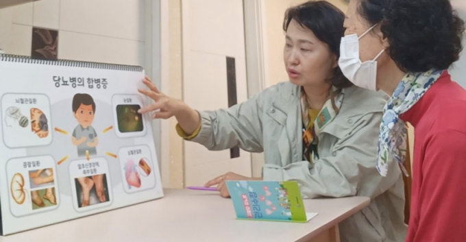 안양시 방문간호사가 가정을 직접 방문해 건강상담과 개인별 보건교육을 하는 모습. /사진제공=안양시