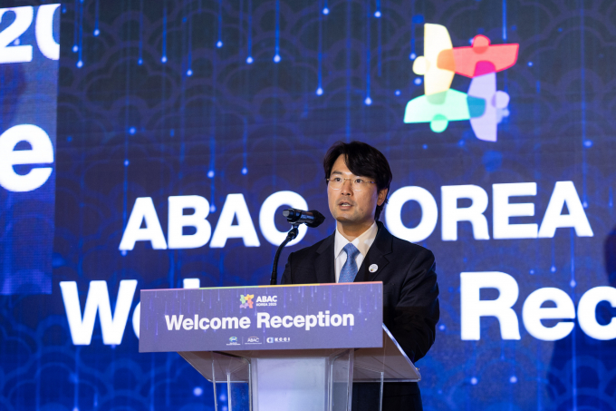 이규호 코오롱그룹 부회장이 27일 부산에서 개최된 2025 APEC 기업인자문위원회(ABAC) 4차 회의에서 환영사를 하고 있다. / 사진=코오롱