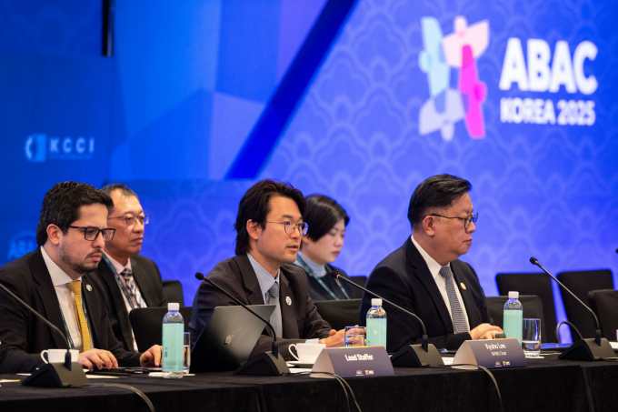  이규호 코오롱그룹 부회장이 27일 부산에서 열린 2025 APEC 기업인자문위원회(ABAC) 제4차 회의에서 바이오헬스케어 워킹그룹(BHWG) 의장으로 회의를 주재하고 있다. / 사진=코오롱