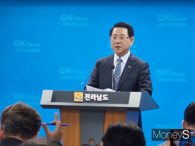 김영록 전남도지사가 27일 도청 브리핑룸에서 전복산업 위기 극복 5대 시책을 발표하고 있다./홍기철기자
