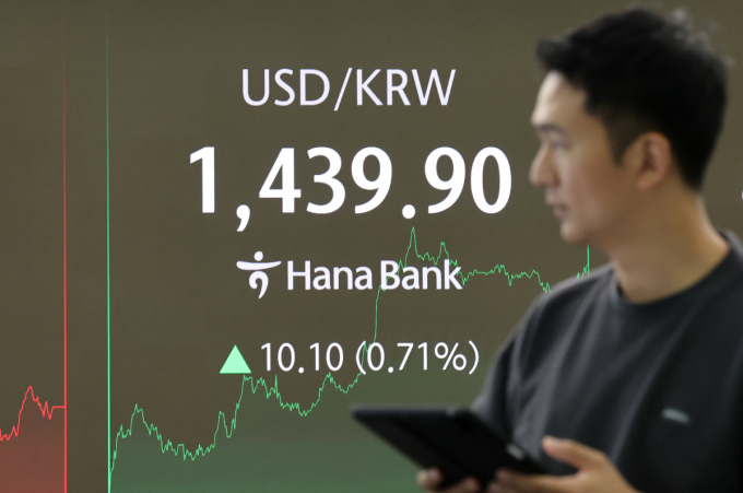 원/달러 환율이 대내외적 불확실성으로 당분간 1400원 내외를 등락할 전망이다. 사진은 지난 23일 서울 중구 하나은행 본점 딜링룸 전광판. /사진=뉴스1