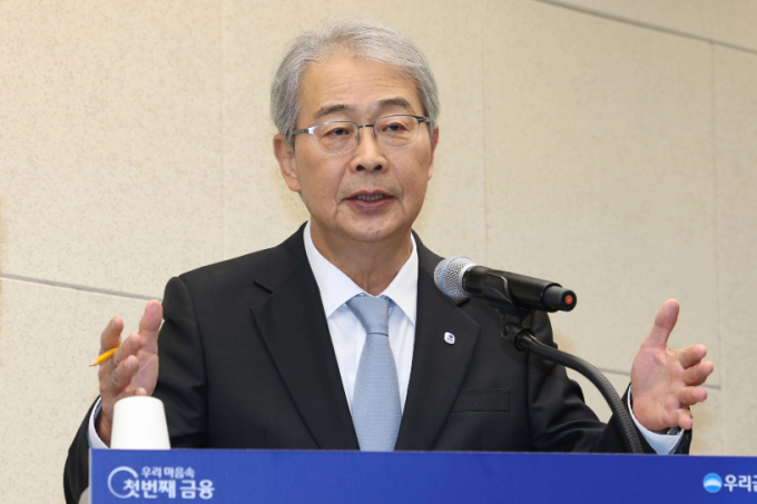 임종룡 우리금융그룹 회장이 29일 오전 서울 중구 우리은행 본점에서 '우리금융 미래동반성장 프로젝트' 그룹 CEO 합동 브리핑을 하고 있다 /사진=뉴스1