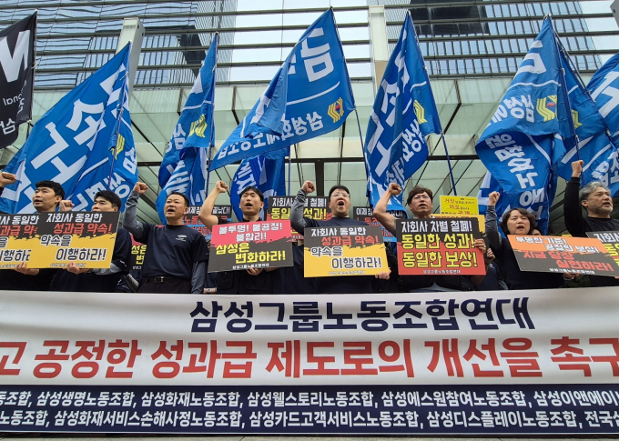 삼성그룹 초기업노조인 삼성전자노조의 조합원 수가 2만7000명을 넘어 전국삼성전자노동조합을 제치고 최대 규모 노동조합으로 올라섰다사진은 삼성 13개 계열사 연합 노조인 삼성그룹노동조합연대 소속 관계자들이 지난 9월30일 서울 삼성전자 서초사옥 앞에서 열린 성과급 제도 개선을 촉구하는 기자회견에서 구호를 외치고 있는 모습. /사진=뉴스1