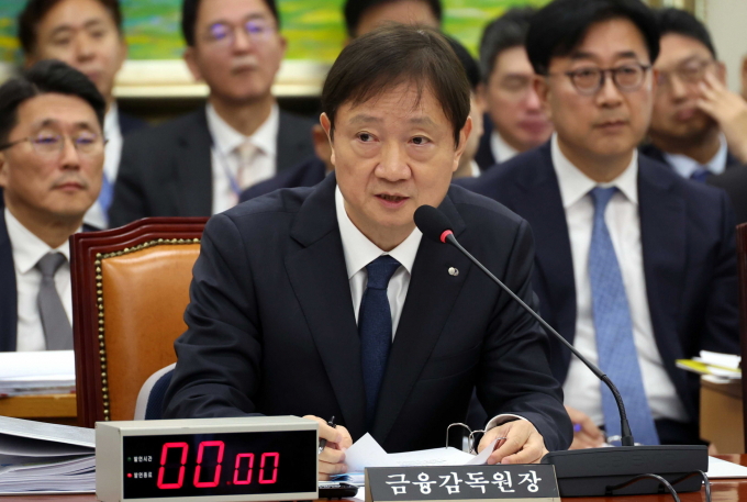 이찬진 금융감독원장이 27일 오전 서울 여의도 국회에서 열린 정무위원회 국정감사에 출석해 증권사들의 과도한 현금성 이벤트 경쟁에 대해 지적했다. /사진=뉴시스