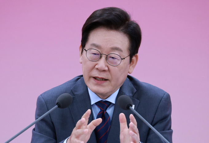 이재명 대통령이 한국 부동산 시장에 대해 시한폭탄이라며 거품이 필연적으로 터질 것이라고 강조했다. 사진은 이 대통령이 지난 24일 대구광역시 북구 엑스코에서 열린 '대구의 마음을 듣다' 타운홀 미팅에서 발언한 모습. /사진=뉴시스