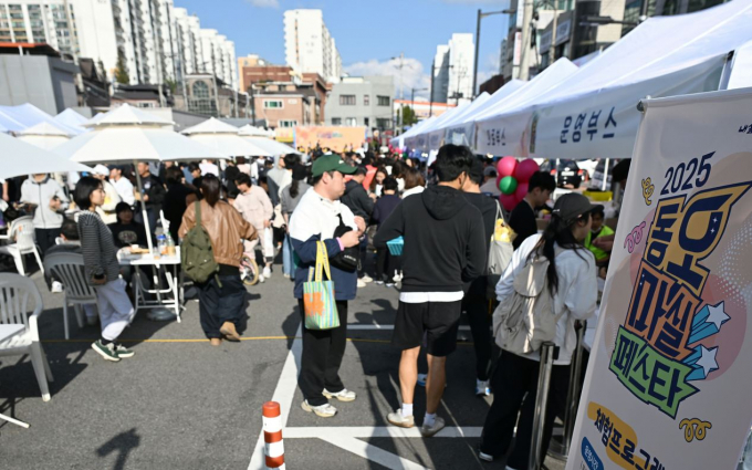지난 25일 의정부 동오마을에서 개최된  ‘동오마실페스타’ 행사장을 찾은 방문객들 모습.  /사진제공=의정부시