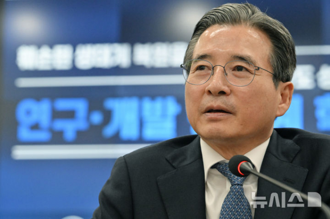 김용범 대통령실 정책실장이 27일 오후 광주 북구 전남대학교 대학본부에서 열린 과학기술정보통신부의 연구개발 생태계 혁신방안 수립을 위한 현장간담회에 참여해 인사말하고 있다./사진=뉴시스