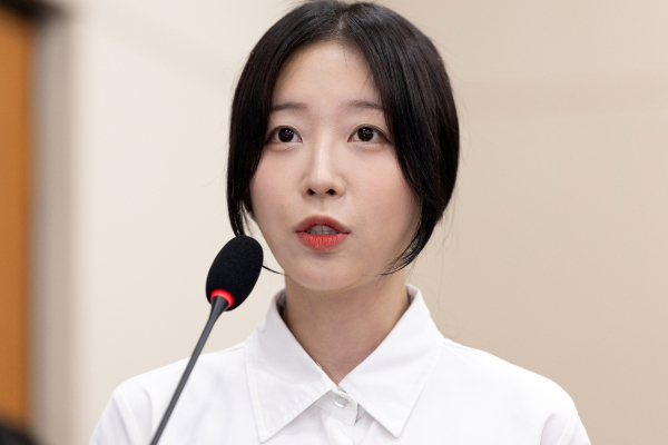 유튜버 쯔양이 자신을 협박하고 금전을 갈취한 유튜버들을 상대로 낸 손해배상 청구 소송에서 일부 승소했다. 사진은 유튜버 쯔양(박정원)이 지난 14일 서울 여의도 국회에서 열린 과학기술정보방송통신위원회 방송통신위원회 등에 대한 국정감사에 출석해 의원 질의에 답변하고 있는 모습. /사진=뉴스1